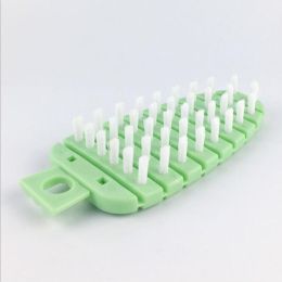 Bendable Carrot Shape Cleaning Brush Fruit and Vegetable Cleaning Brush Reusable and Durable Kitchen Cleaner Tool - green